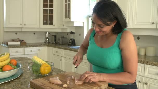Mulher com excesso de peso preparando frango fresco na cozinha — Vídeo de Stock