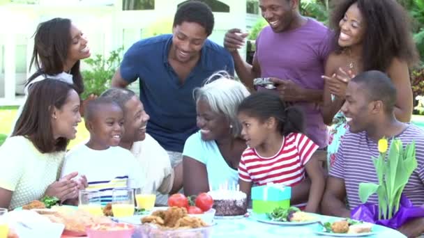 Familia celebrando cumpleaños en el jardín — Vídeo de stock