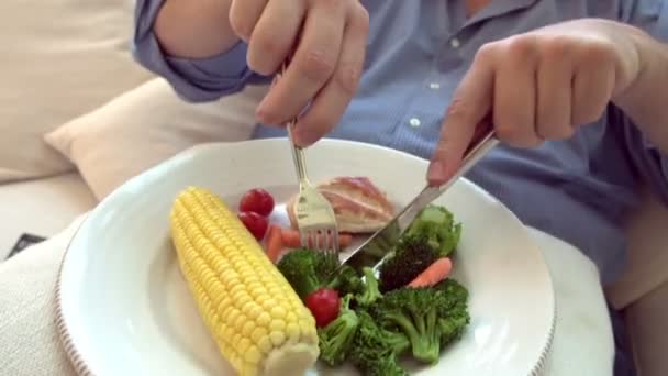 Hombre con sobrepeso comiendo comida saludable — Vídeos de Stock