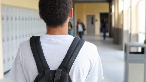 Estudiante caminando por el pasillo — Vídeos de Stock