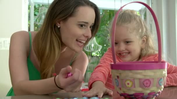 Mãe e filha com ovos de Páscoa de chocolate — Vídeo de Stock