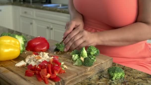 Mujer con sobrepeso preparando verduras en la cocina — Vídeo de stock