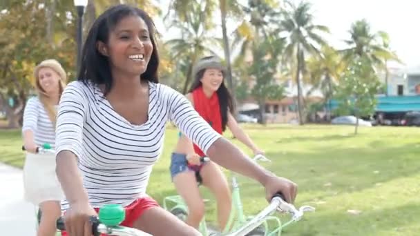 Amigos femininos se divertindo no passeio de bicicleta — Vídeo de Stock