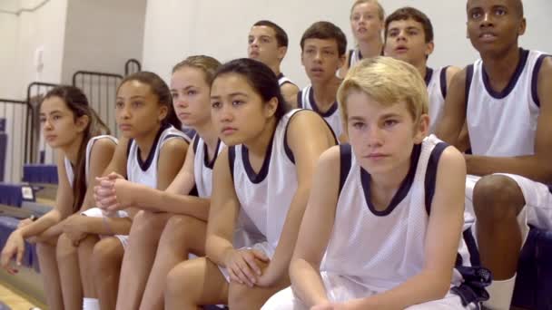 Зрители на школьном баскетбольном матче — стоковое видео
