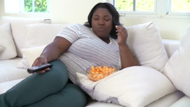 Υπέρβαρη γυναίκα στο σπίτι τρώει σνακ — Αρχείο Βίντεο
