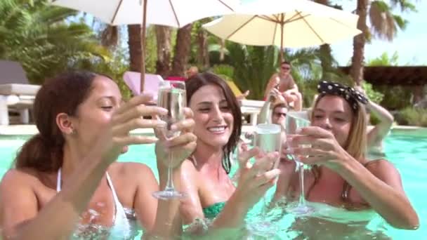 Amici che fanno festa in piscina — Video Stock