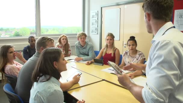 Grupo de estudiantes que trabajan con el profesor — Vídeos de Stock