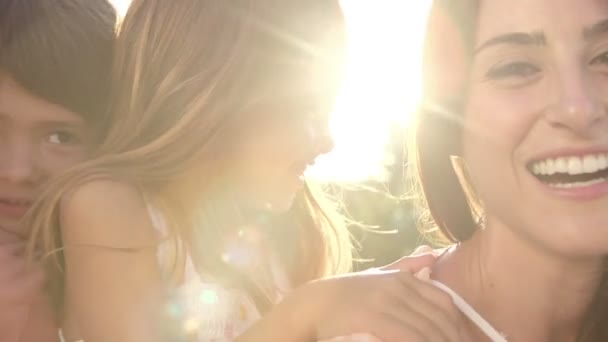 Çocuklar açık havada sarılma anne — Stok video