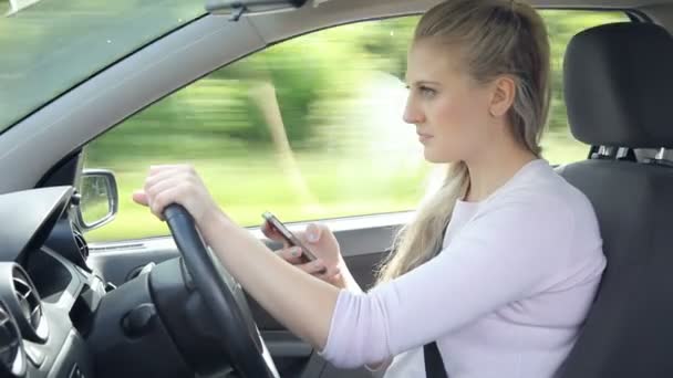 Met behulp van smartphone tijdens het rijden auto — Stockvideo