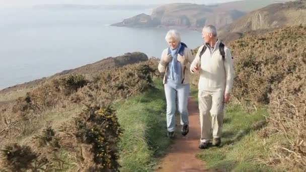 Senior paar lopen op het platteland — Stockvideo