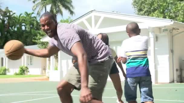 Молодая семья играет в баскетбол — стоковое видео