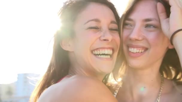 Novias divirtiéndose y sonriendo — Vídeo de stock