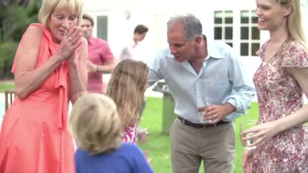 Große Familie feiert Geburtstag im Garten — Stockvideo