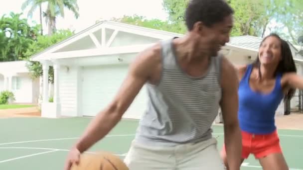 Joven pareja jugando baloncesto — Vídeo de stock