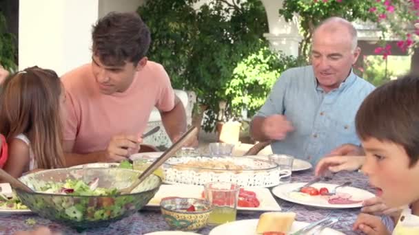 Familie genießt Essen im Garten — Stockvideo
