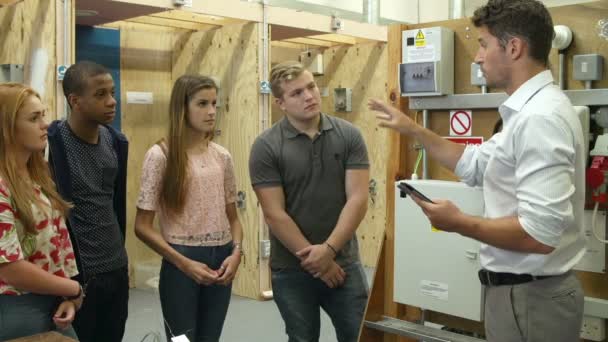 Alunos treinando para ser eletricistas — Vídeo de Stock