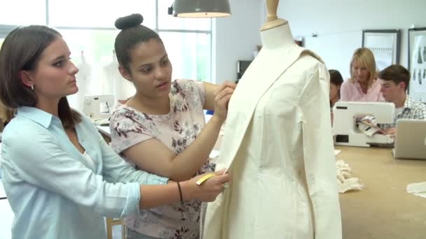 Profesor con estudiantes que estudian moda y diseño — Vídeo de stock