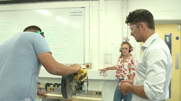 Leraar helpen studenten die studeren timmerwerk — Stockvideo