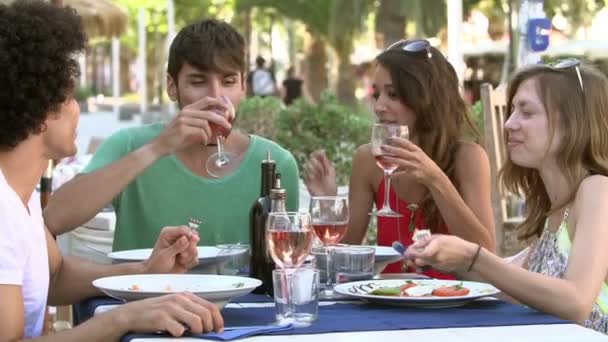 Amigos disfrutando de la comida en el restaurante — Vídeo de stock