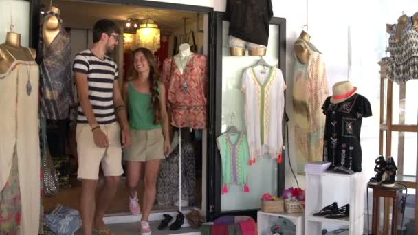 Junges Paar beim Einkaufen — Stockvideo