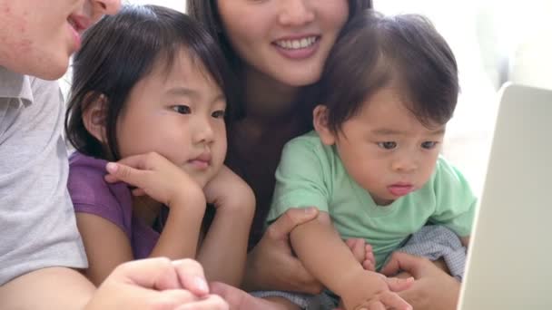 Famiglia guardando film sul computer portatile — Video Stock