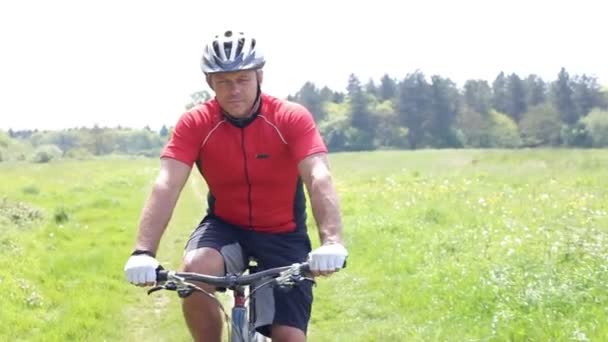 Man ridning mountainbike på landsbygden — Stockvideo