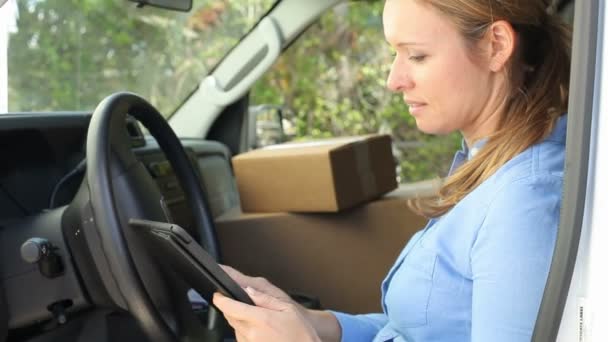 Motorista de entrega feminina usando tablet — Vídeo de Stock