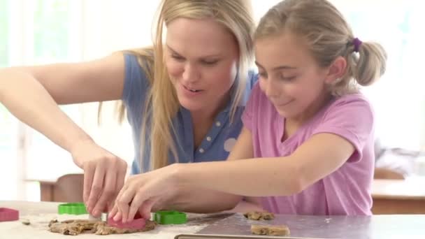 Mor och dotter baka cookies — Stockvideo