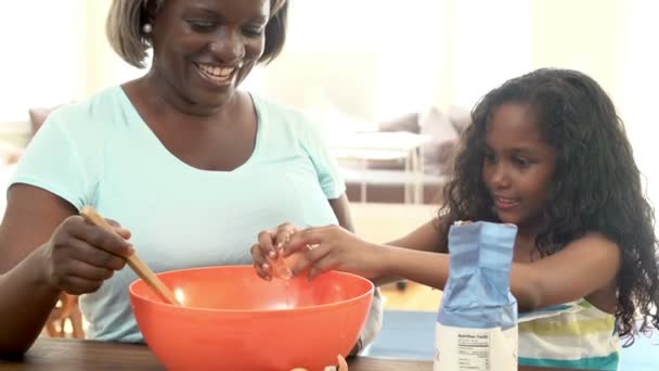 Grand-mère et petite-fille cuisson — Video