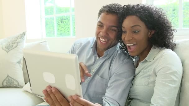 Jeune couple faisant appel vidéo — Video