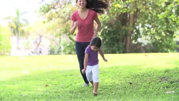 Madre e hija pequeña en el parque — Vídeos de Stock