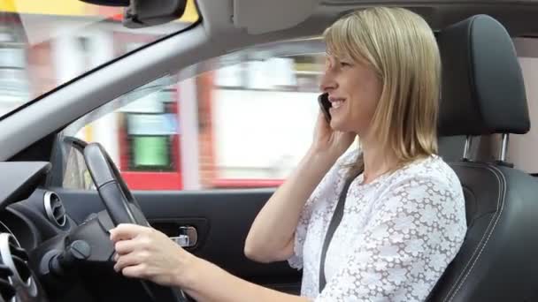 Sürüş sırasında kadın kullanarak hücre — Stok video
