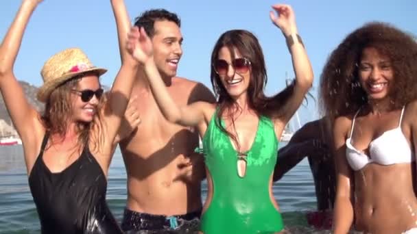 Groep vrienden dansen in zee — Stockvideo
