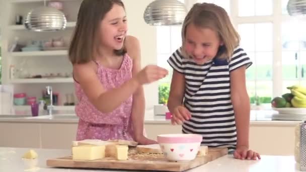 Niñas comiendo ingredientes para tostadas — Vídeo de stock