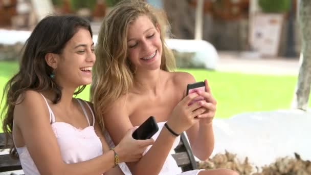 Meninas adolescentes usando smartphones — Vídeo de Stock