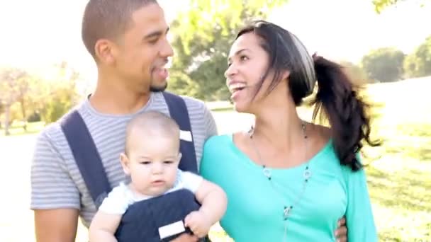 Família com bebê no portador — Vídeo de Stock