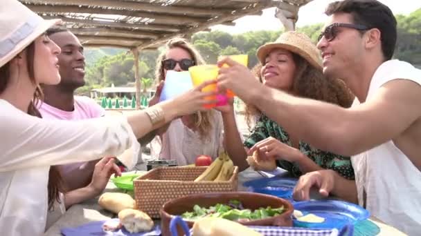 Jovens amigos no restaurante ao ar livre — Vídeo de Stock