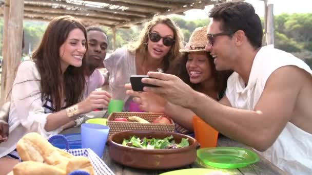 Amigos tomando fotos en el restaurante — Vídeos de Stock