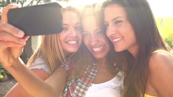 Chicas tomando selfie al aire libre — Vídeo de stock