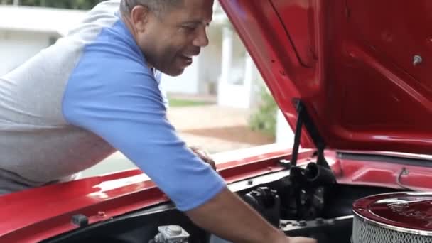 Homme âgé travaillant sur la voiture — Video