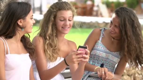 Meninas adolescentes usando smartphones — Vídeo de Stock