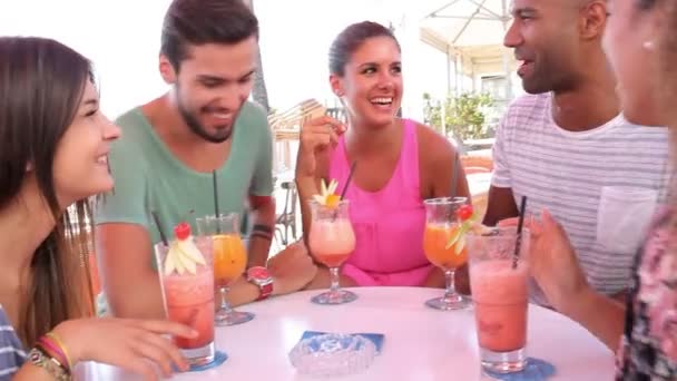 Vrienden cocktails drinken in de buitenbar — Stockvideo