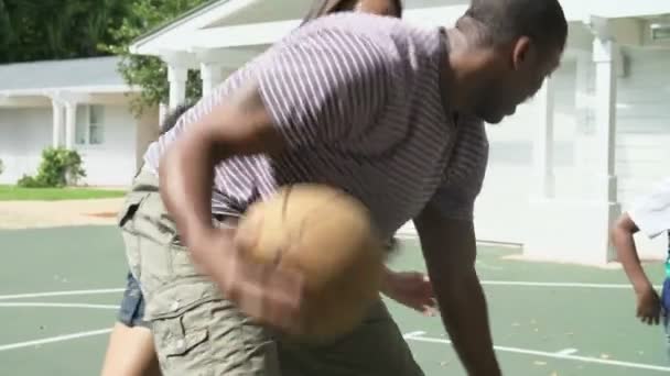 Familia joven jugando baloncesto — Vídeos de Stock