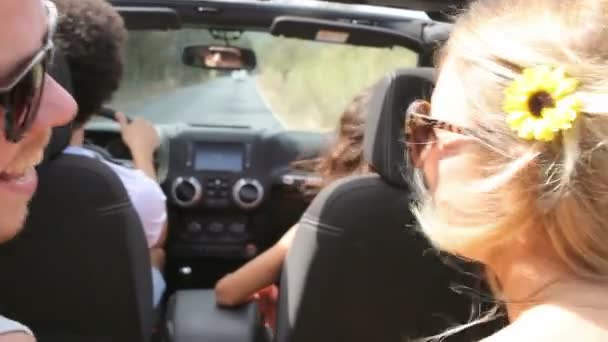 Junge Freunde haben Spaß im Auto — Stockvideo