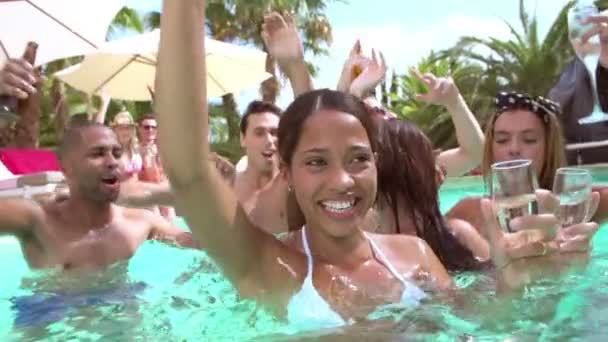 Amis faisant la fête par la piscine — Video