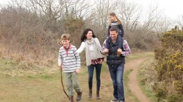 Familjen på vintern landsbygden — Stockvideo