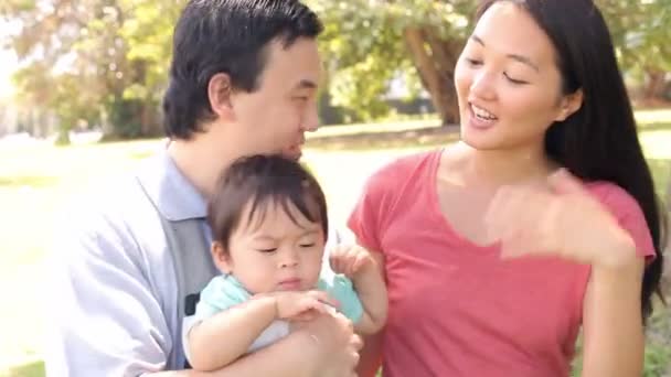 Familia con bebé en el portador — Vídeos de Stock