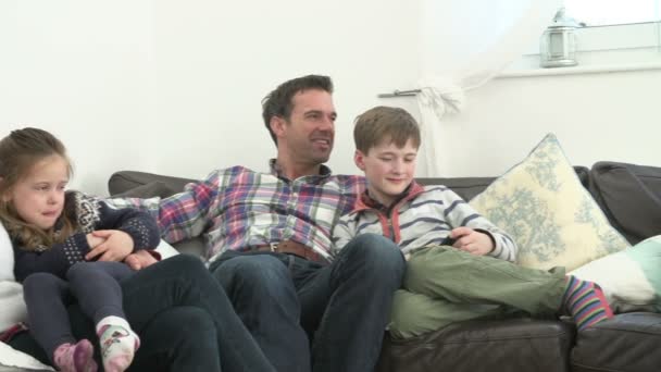 Abuelos, padres e hijos viendo la televisión — Vídeo de stock