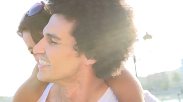 Çiftler kucaklaşıp gülümsüyor — Stok video