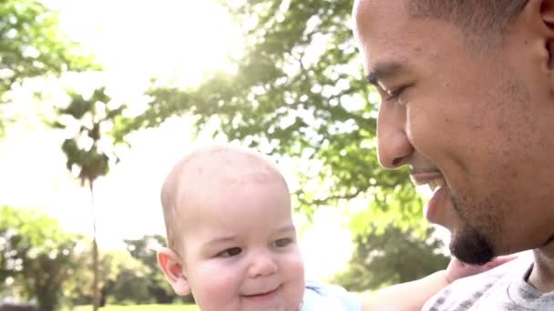 Padre con bebé abrazándose — Vídeos de Stock